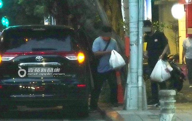 司機下車購麻辣火鍋外帶，請店員幫忙提上車。特勤中心攝