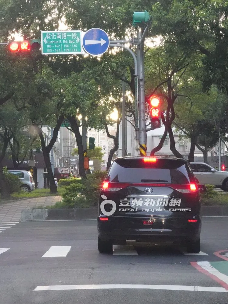 林志玲座車移動到東區，司機還以極緩慢的速度闖了紅燈。特勤中心攝