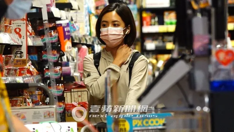 學姐夜間在超市採買。特勤中心攝