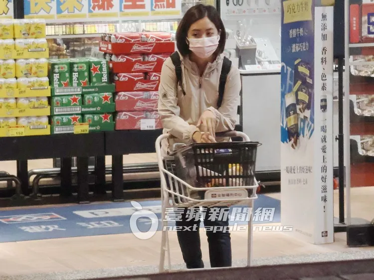 學姐獨逛超市消磨時間。 特勤中心