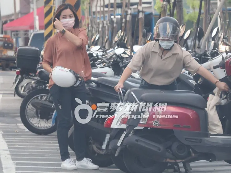 學姐和助理雙載守規矩停車。特勤中心攝