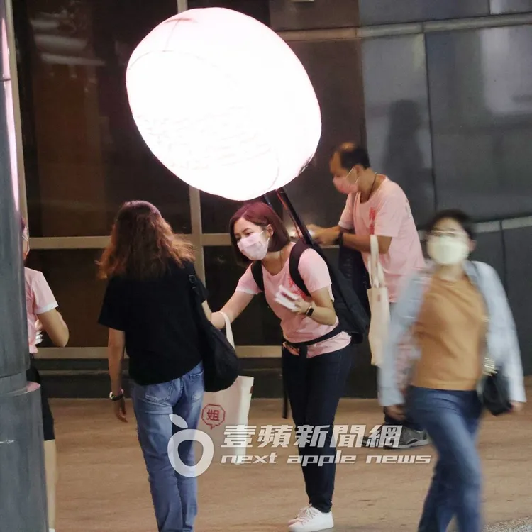 學姐在捷運站拜票。特勤中心攝