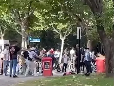 眾人團團圍住行兇黑衣狠男。翻攝自《黑料不打烊》