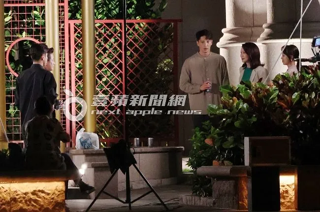 勇兔（右起）、張瓊姿、龍語申、江宏恩及陳冠霖在大直的公園拍戲。特勤中心攝