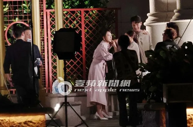 勇兔（中）被婆婆張瓊姿在公園抓包，表情看起來很痛苦。特勤中心攝