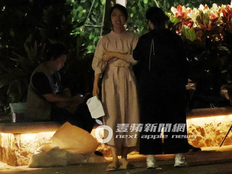 勇兔（中）手拿劇本，腳踩著拖鞋在公園內大笑。特勤中心攝