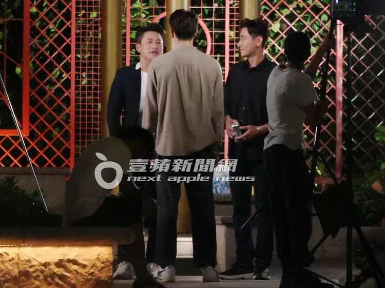 江宏恩（左起）一身西裝筆挺，與龍語申和陳冠霖在台北美福飯店後門拍對手戲。特勤中心攝