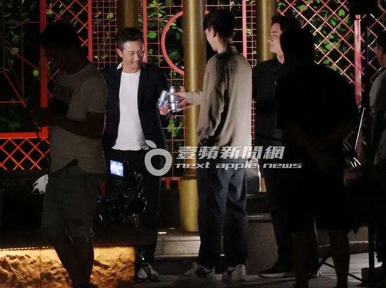 江宏恩（左起）舉起啤酒罐，跟龍語申和陳冠霖在公園內敬酒搏感情。特勤中心攝