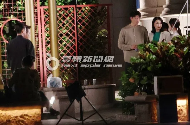 勇兔（右起）與張瓊姿在公園內上演婆媳對質戲碼，江宏恩及陳冠霖在一旁觀看。特勤中心攝