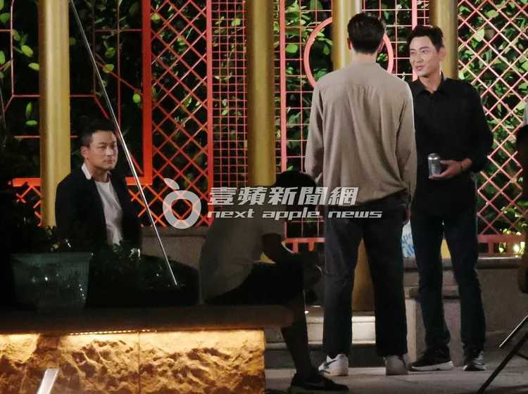 陳冠霖（右起）手拿啤酒和龍語申在公園演對手戲，江宏恩坐在一旁休息。特勤中心攝