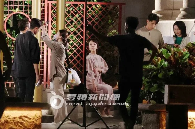 勇兔（中）以手托住雪乳，高雅坐在一旁等戲。特勤中心攝