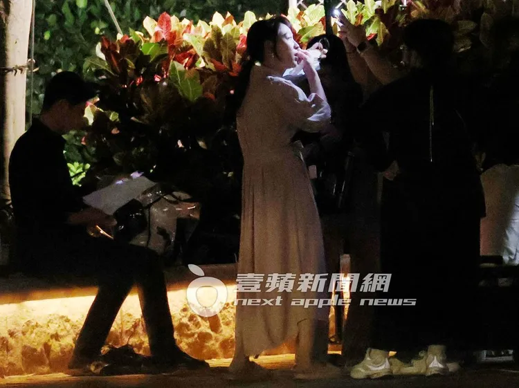 陳冠霖（左起）空檔時間坐在公園旁背劇本，勇兔則連忙補妝。特勤中心攝