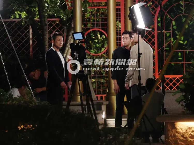 江宏恩（左起）拿著啤酒，一身西裝筆挺，和陳冠霖及龍語申在美福飯店後門公園拍戲。特勤中心攝