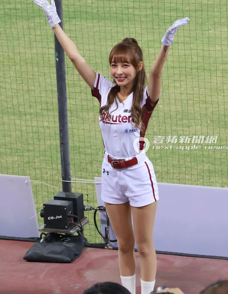 林襄露出招牌酒窩微笑，高舉雙手與球迷互動。特勤中心攝