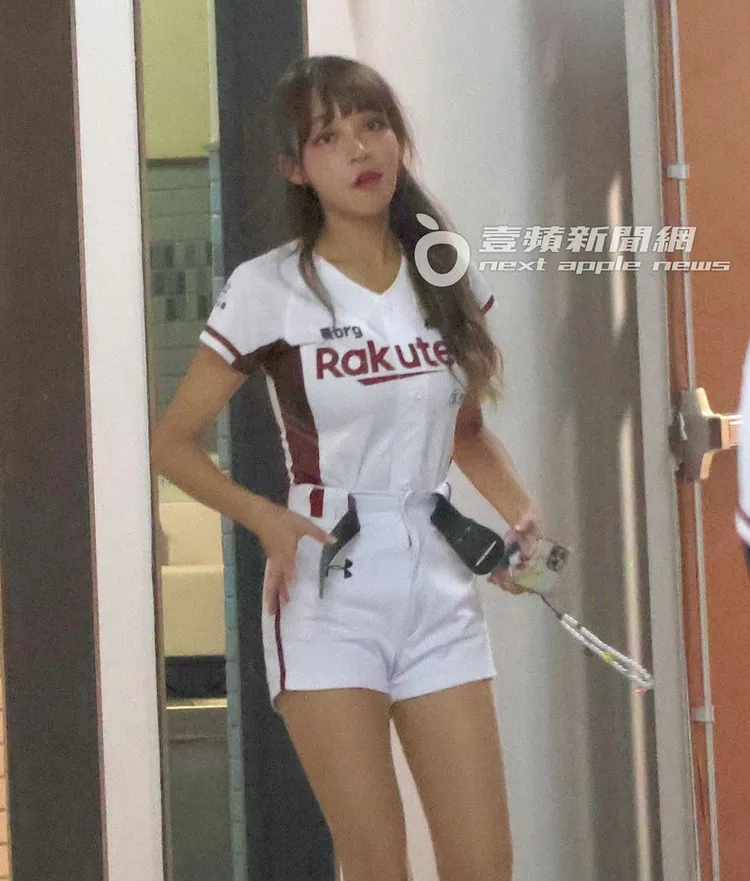 林襄3局下半結束，休息時間將腰帶卸下透風依舊可愛。特勤中心攝