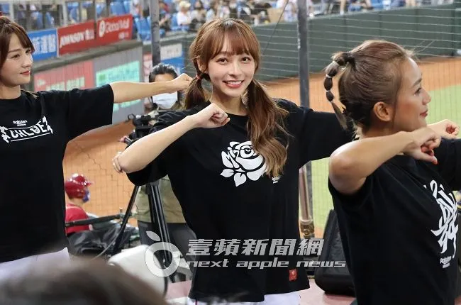 林襄（中）第7局，換上自己的紀念T桖，再度上場應援。特勤中心攝