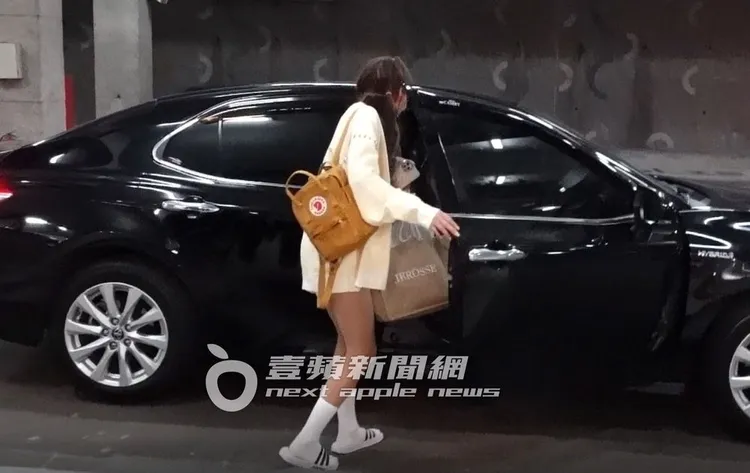 林襄穿著拖鞋、提著行李，直奔球場車道，跳上由神秘男子駕駛的國產轎車副駕駛座。特勤中心攝