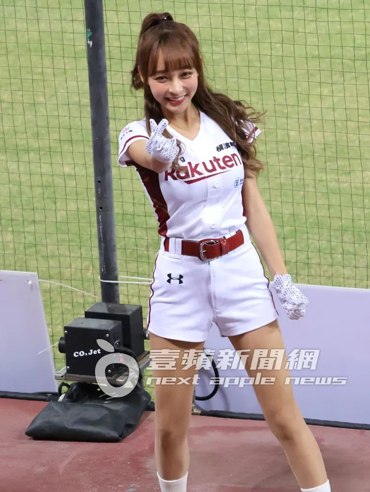 林襄穿上樂天啦啦隊服、紮起高馬尾，比出「啾咪」手勢跳舞應援。特勤中心攝