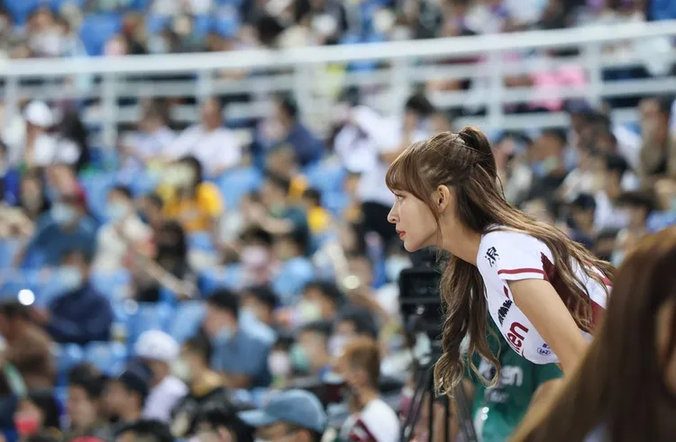 林襄很關心球場上的狀況。鄭孟晃攝