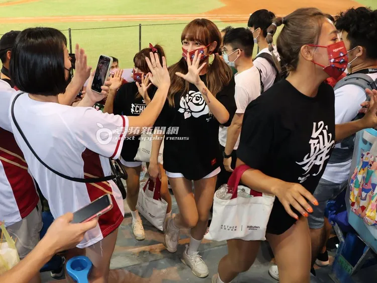 林襄（中）比賽結束，熱情跟粉絲揮手道別，準備回到休息室。特勤中心攝