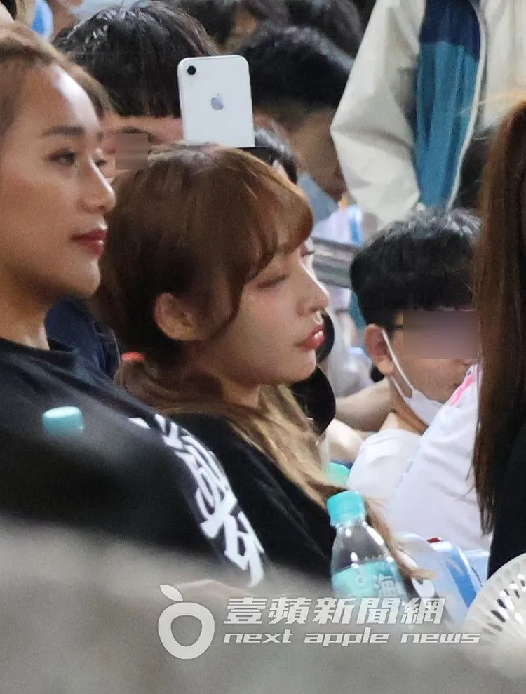 輪到樂天防守，林襄坐在位子上，閉目養神休息一下。特勤中心攝