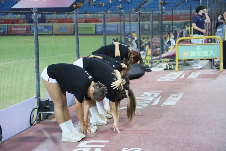 比賽結束，啦啦隊向球迷鞠躬道謝。鄭孟晃攝