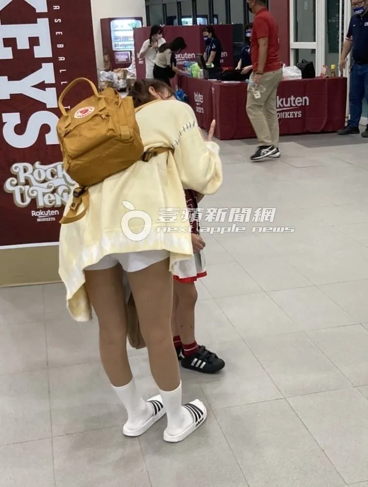 林襄下班後，換上運動拖鞋及外套，揹著行李在休息室門口跟小粉絲合照。特勤中心攝