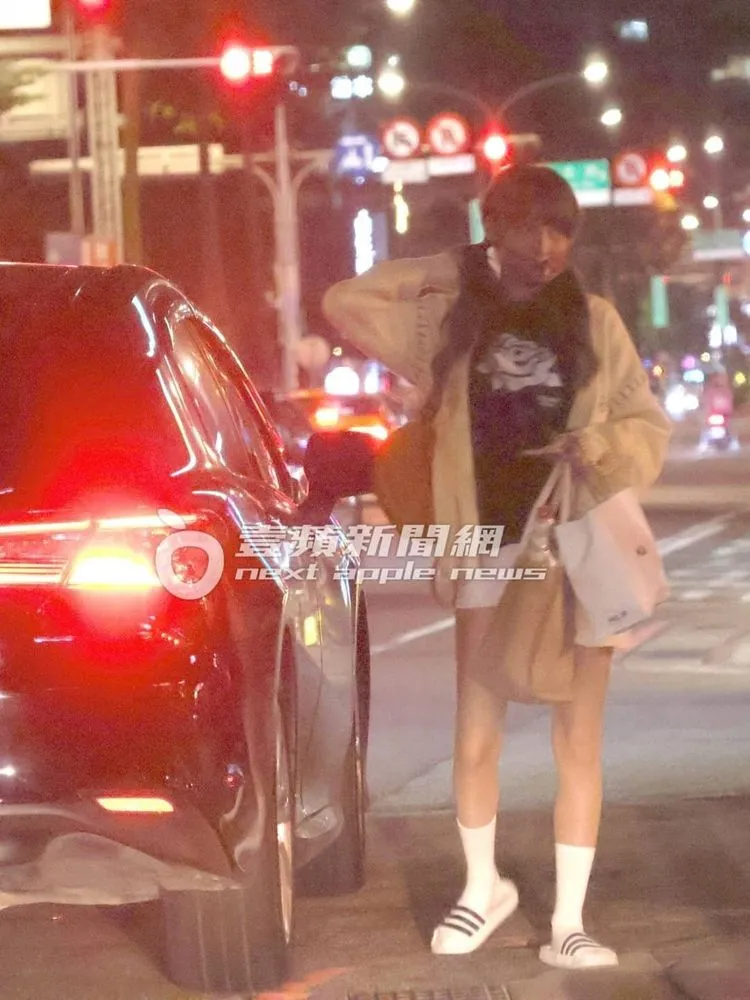 林襄座車移動到新北市，提著大包小包，走下神秘男子的溫馨接送專車笑開懷。特勤中心攝