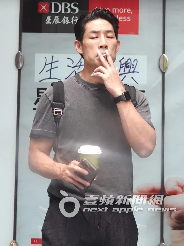  藍鈞天將菸放嘴上，大口大口的吸。特勤中心攝、《壹蘋》提醒您，吸菸有害身體健康