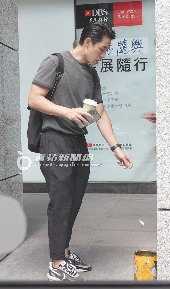 隨後將菸蒂丟進一旁的集菸桶。特勤中心攝