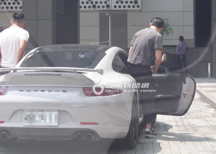 藍鈞天（右）坐上男友人的保時捷911跑車離去。特勤中心攝