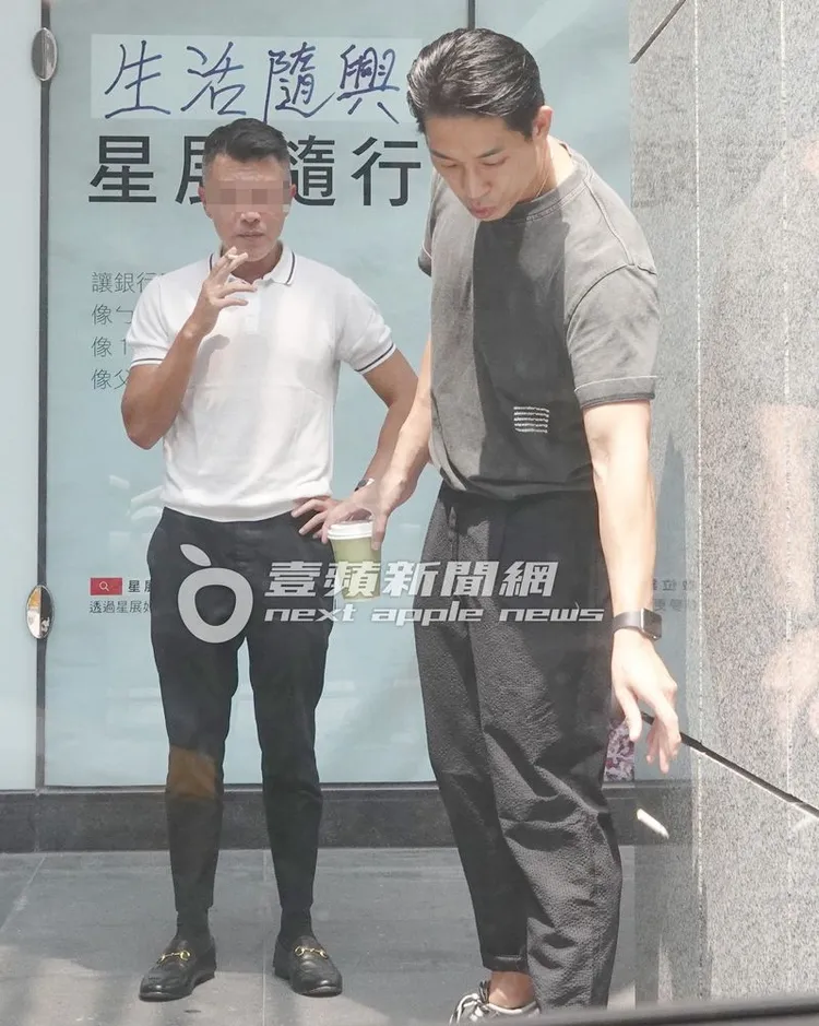 約30分鐘後，藍鈞天（右）與男友人會合，一起到騎樓抽菸。特勤中心攝、《壹蘋》提醒您，吸菸有害身體健康