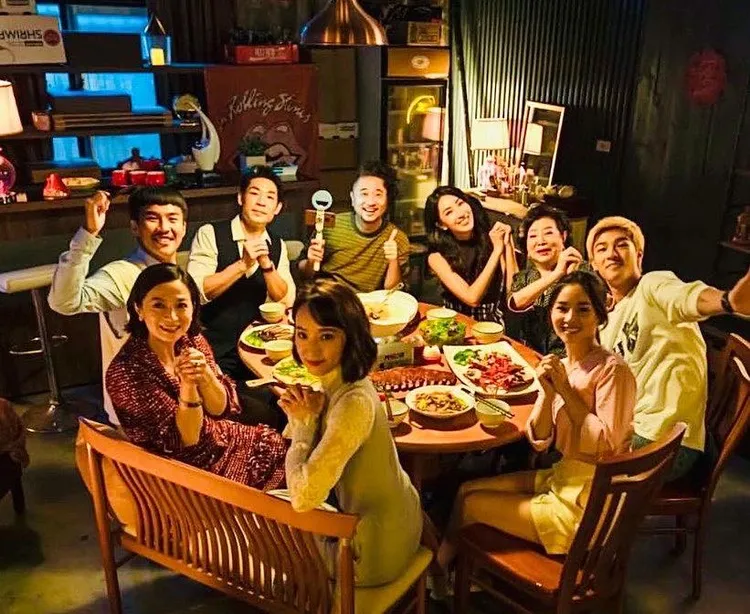 藍鈞天（後左二）演出的賀歲片《詐團圓》拍了近2年終於殺青。翻攝藍鈞天臉書