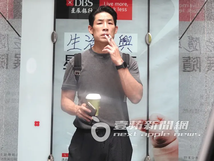 藍鈞天點起香菸準備吞雲吐霧。特勤中心攝、《壹蘋》提醒您，吸菸有害身體健康