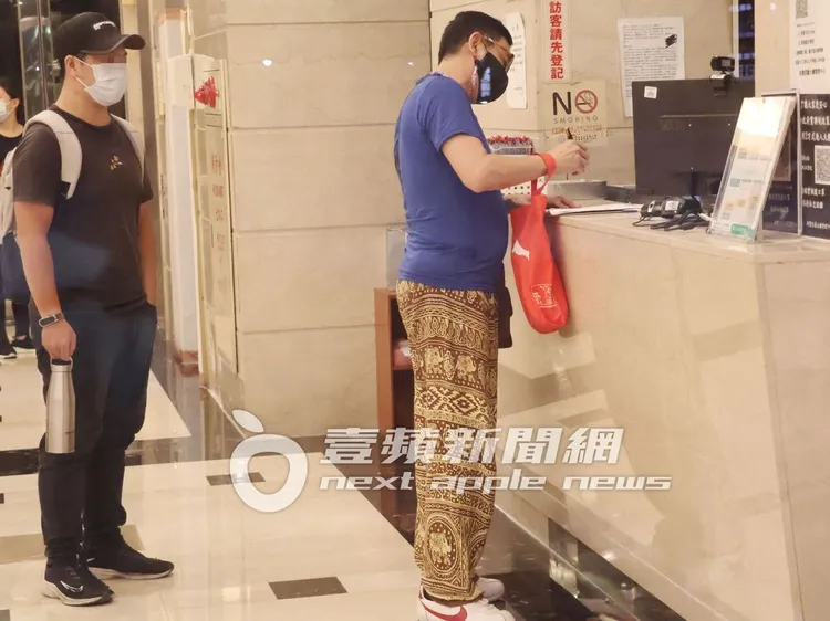 宋少卿走進商辦大樓到管理中心填寫資料登記。特勤中心攝