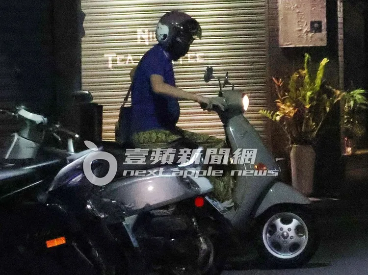 宋少卿戴上安全帽，發動偉士牌機車。特勤中心攝