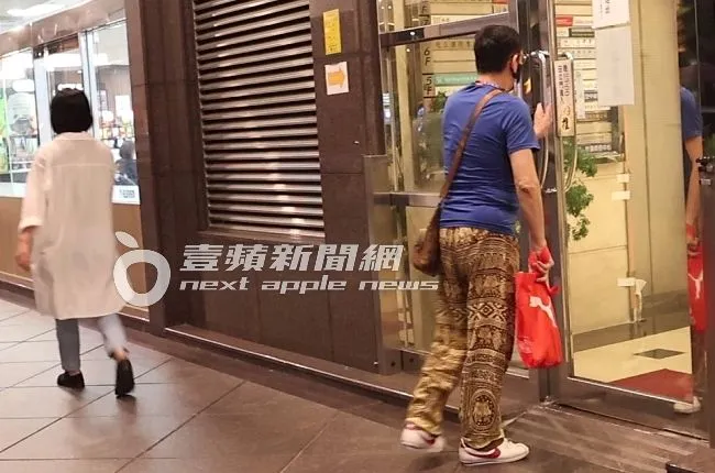 宋少卿（右）與短髮輕熟女一起走到商辦大樓後，隨即在門口分道揚鑣。特勤中心攝