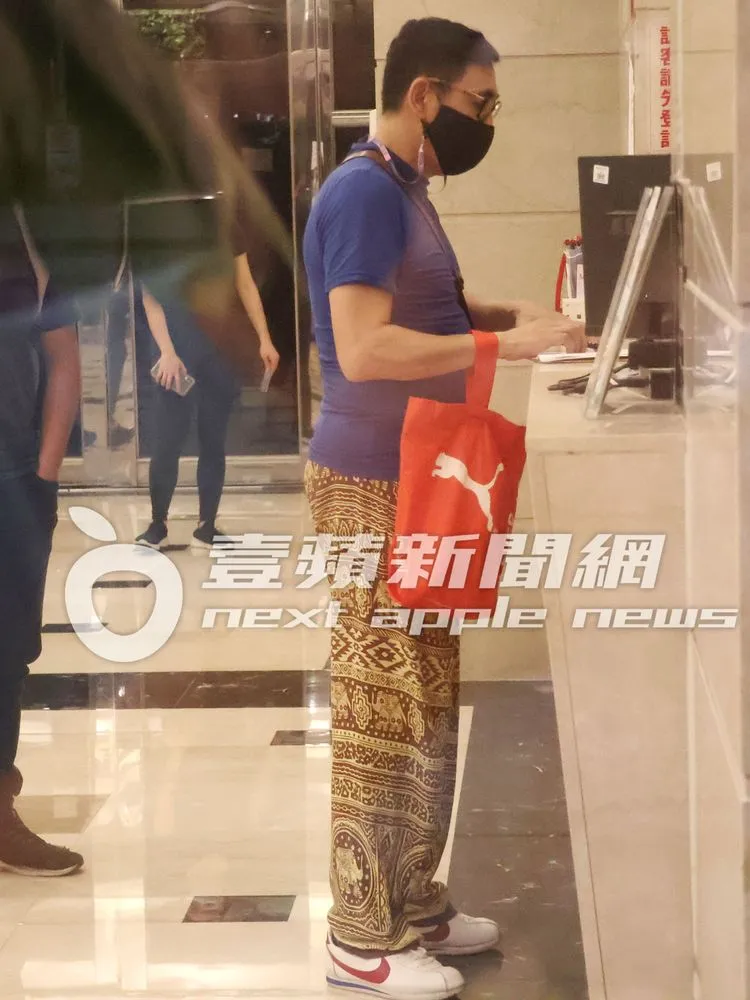 宋少卿在管理中心櫃台登記換證準備上樓。特勤中心攝