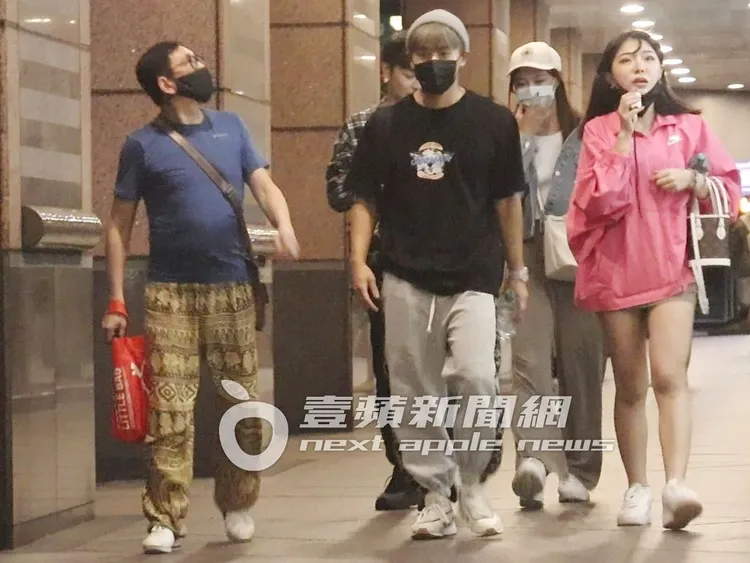 宋少卿（左起）沿路走馬看花，跟古曜威、芸芸、宛宛兒走路去牽車。特勤中心攝