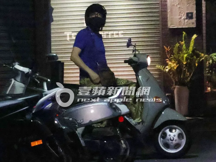 宋少卿發動偉士牌機車後，熱車等待一會兒。特勤中心攝