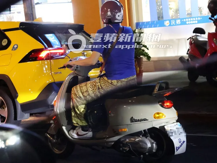 宋少卿騎乘偉士牌機車代步，沿路欣賞街景。特勤中心攝
