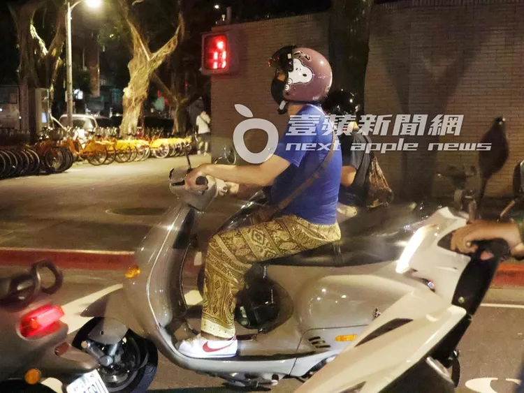 宋少卿5度酒駕被抓包後，改騎偉士牌機車安全駕駛等紅燈。特勤中心攝