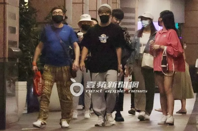 宋少卿（左起）、古曜威、勵齊女孩芸芸、宛宛兒，一起從商辦大樓離開。特勤中心攝