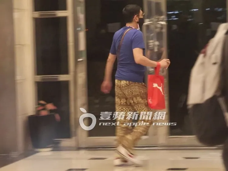 宋少卿登記換證後，搭電梯上樓教表演藝術課。特勤中心攝