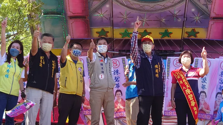 陳超明上午借由參加縣議員候選人陳碧華造勢活動，首度跟鍾東錦同台、表態力挺鍾參選縣長。鍾東錦競總提供