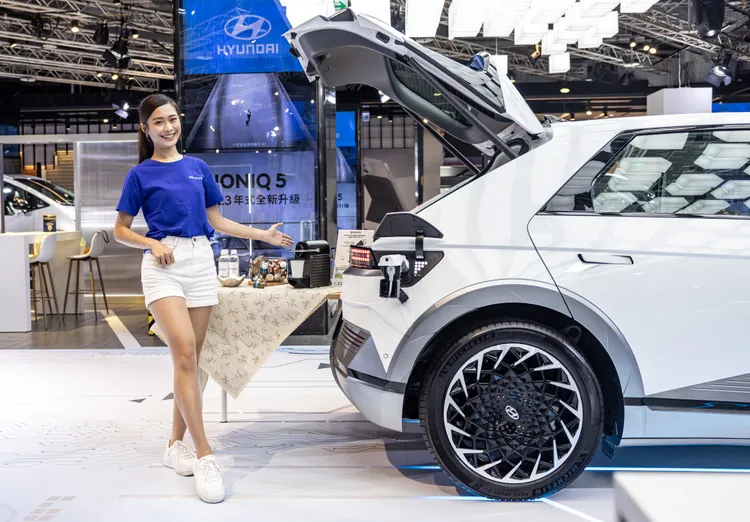 假日限定活動運用Ioniq 5創新V2L外接供電系統延伸生活場域，拍照打卡即可品嚐頂級精品Nespresso咖啡。業者提供