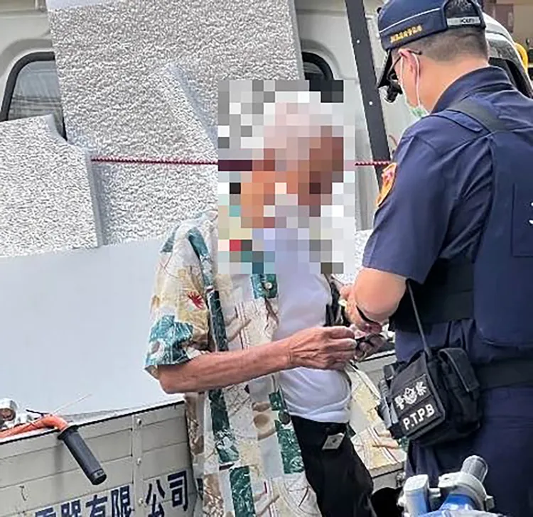 老翁向警方報案，說機車被陌生人騎走。警方提供