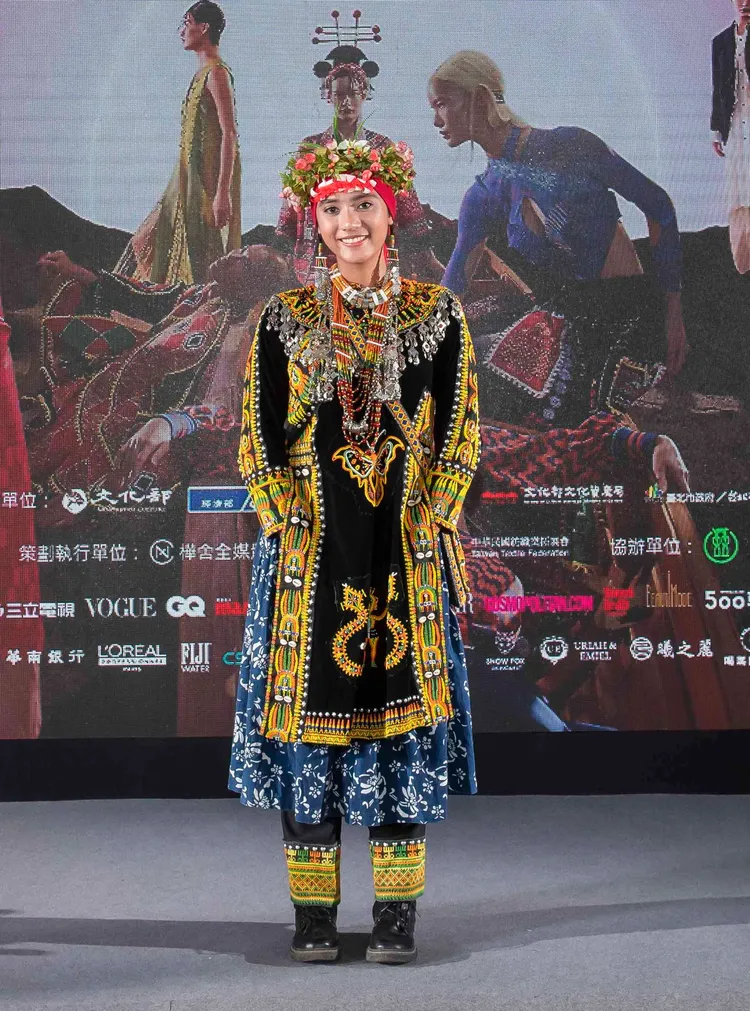 程苡雅本來要穿百年族服參加金鐘獎。