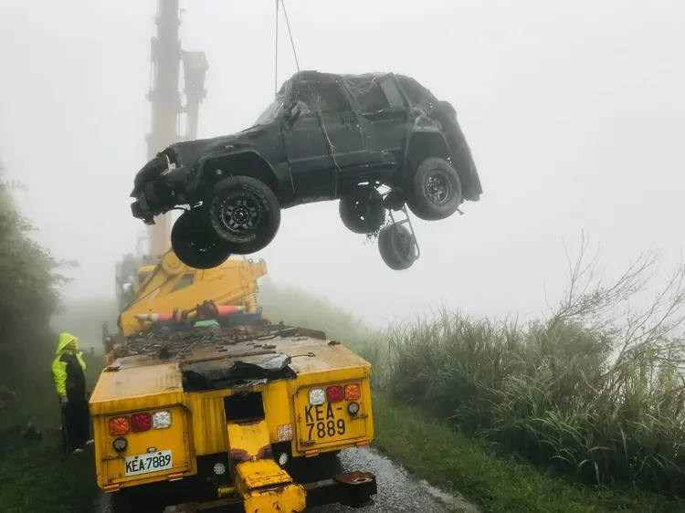 蕭閎仁4天後請吊車將墜落山谷車子吊起。翻攝蕭閎仁臉書