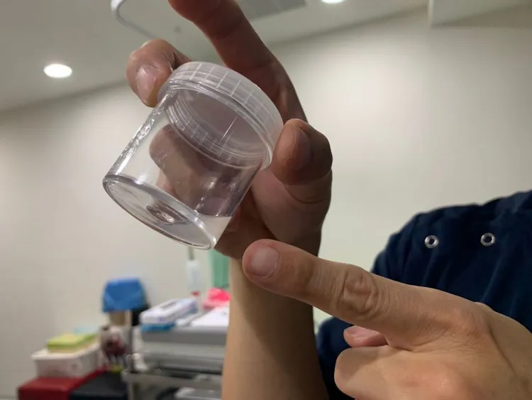 成年男性每次射出精液量約在2至6西西，圖中瓶內約2西西。吳慧芬攝